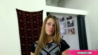 Adoro foder raparigas como ela, as que jogam todas independentes e modestas no início e depois acabam por ser as maiores vadias de todas